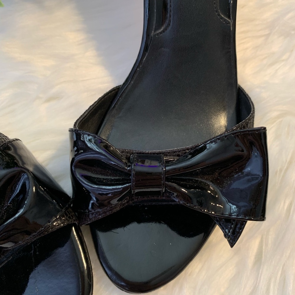❤️SOLD WHBM leather bow heels - Picture 2 of 8